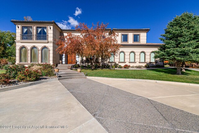 mediterranean / spanish house featuring a front yard