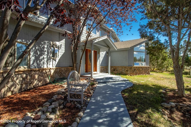 view of front of property featuring a front yard