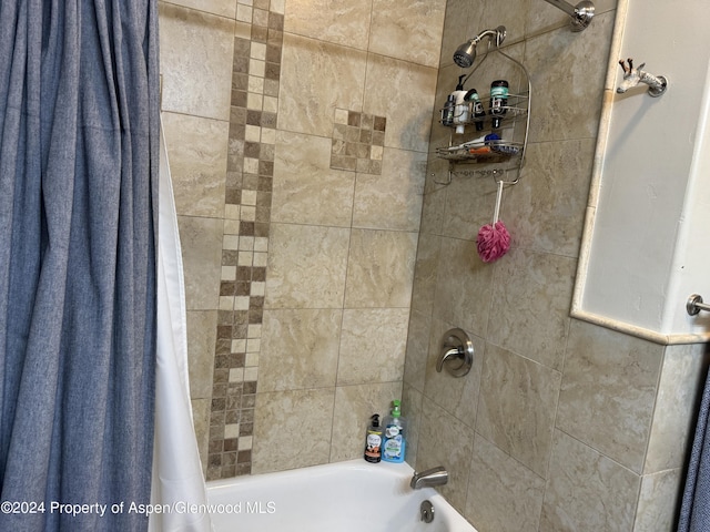 bathroom featuring shower / tub combo