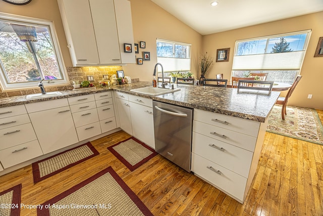 1001 Alta Ct, Craig, CO 81625 - kitchen with dishwasher, a peninsula, a sink, light wood-type flooring, and lofted ceiling