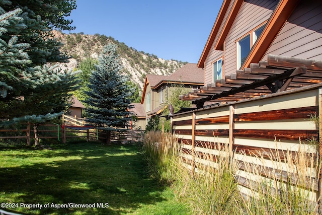 view of yard featuring a mountain view