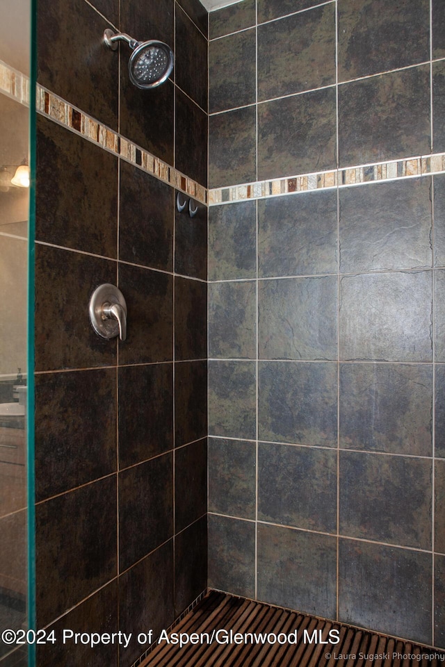 bathroom featuring a tile shower