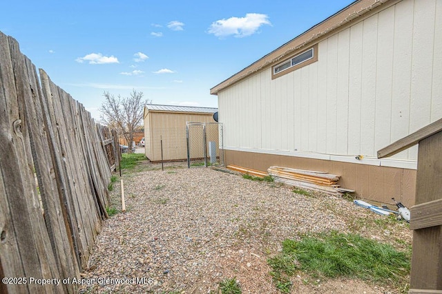 view of yard featuring fence and an outbuilding