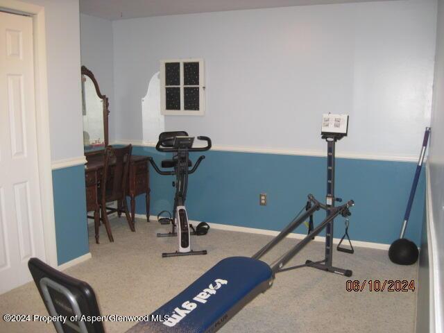 workout room with baseboards