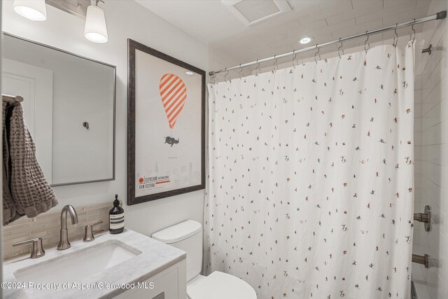 bathroom with curtained shower, toilet, visible vents, vanity, and backsplash