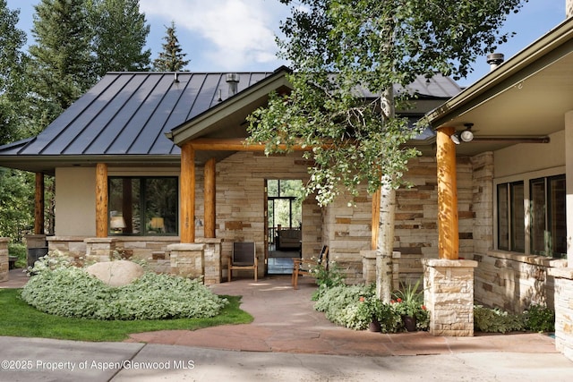 entrance to property with covered porch