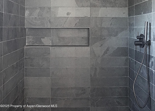 room details featuring a tile shower