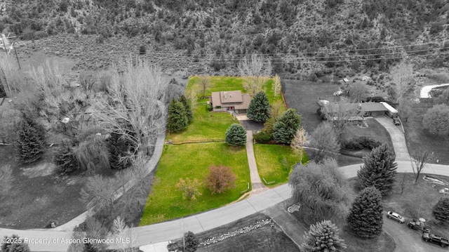 bird's eye view featuring a wooded view