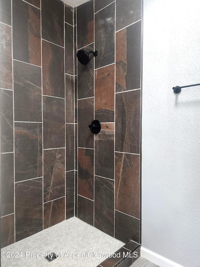 bathroom featuring tiled shower