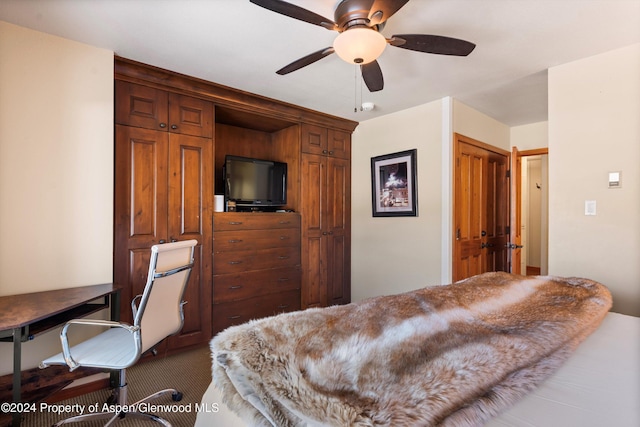 bedroom featuring ceiling fan and carpet