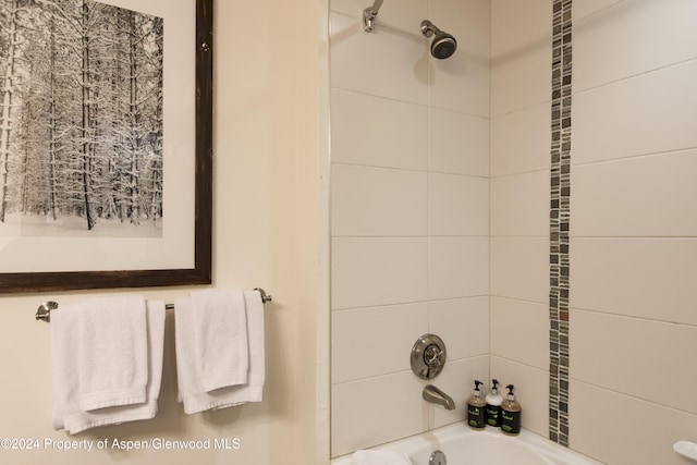 bathroom featuring tiled shower / bath combo