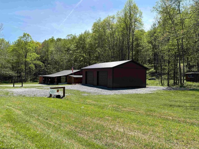 view of yard featuring an outdoor structure and a garage