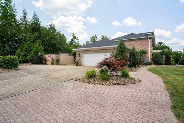 view of front facade featuring a front lawn and a garage