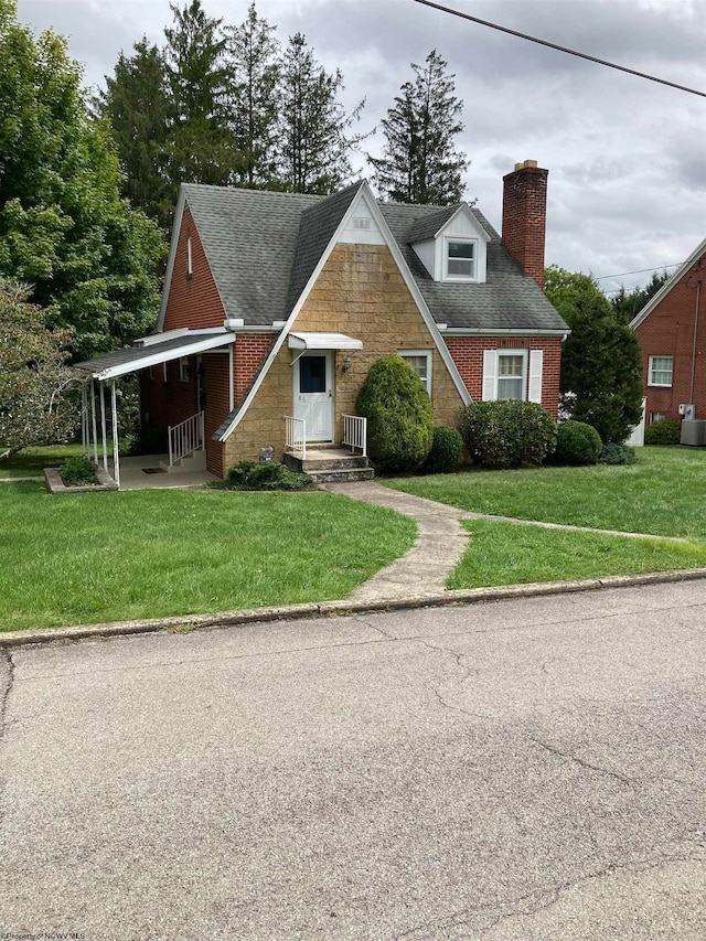 view of front facade with a front yard