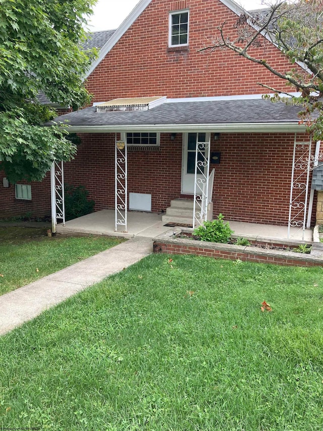 view of front facade with a front yard