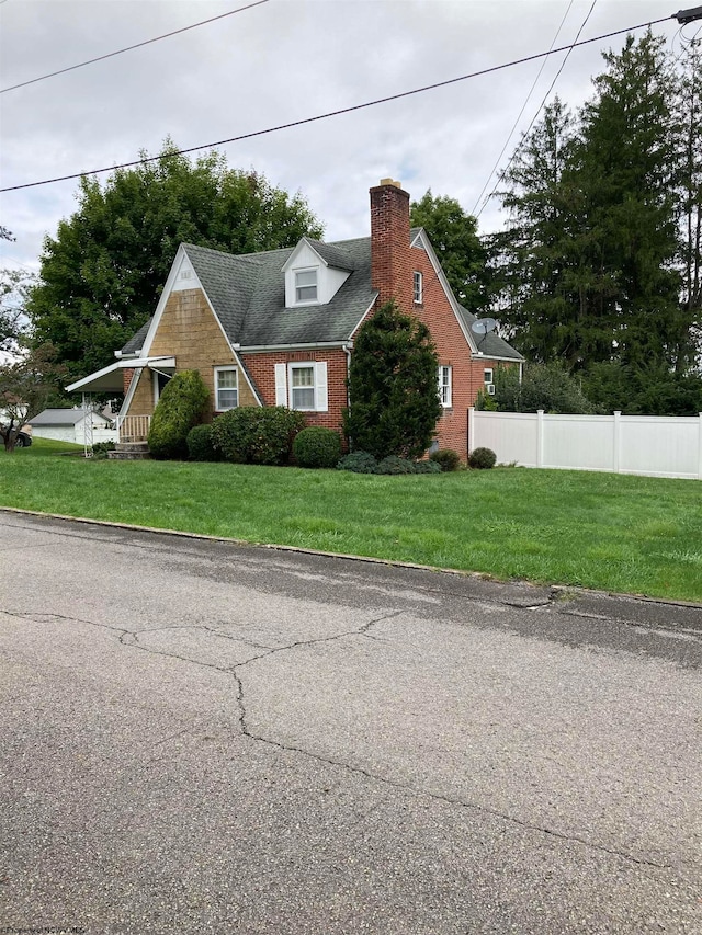 view of front facade featuring a front yard