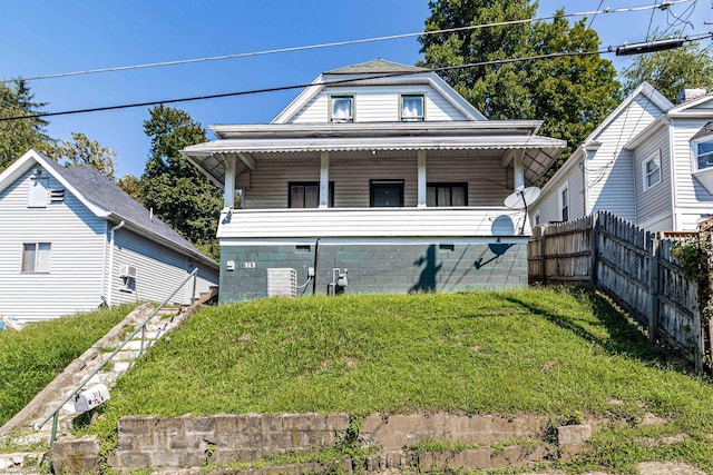 view of front of home featuring a front lawn