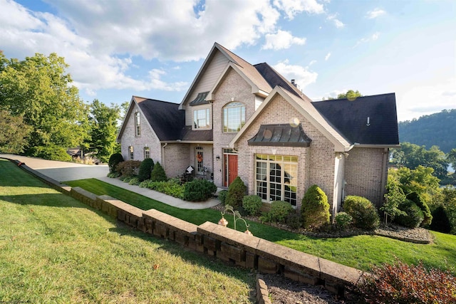 view of front facade featuring a front yard