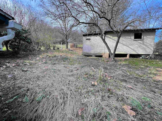 view of yard featuring an outdoor structure