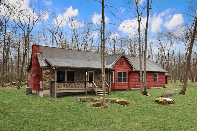 view of front facade featuring central AC unit, a front lawn, and a deck