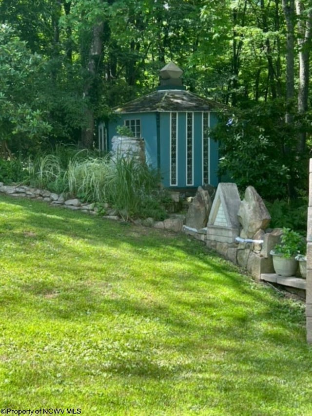 view of yard with an outdoor structure