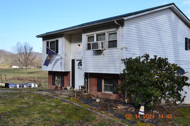 view of front facade featuring a front yard