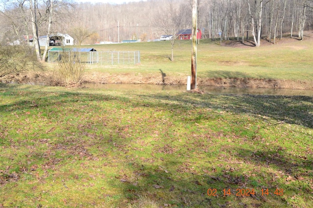 view of yard featuring a rural view