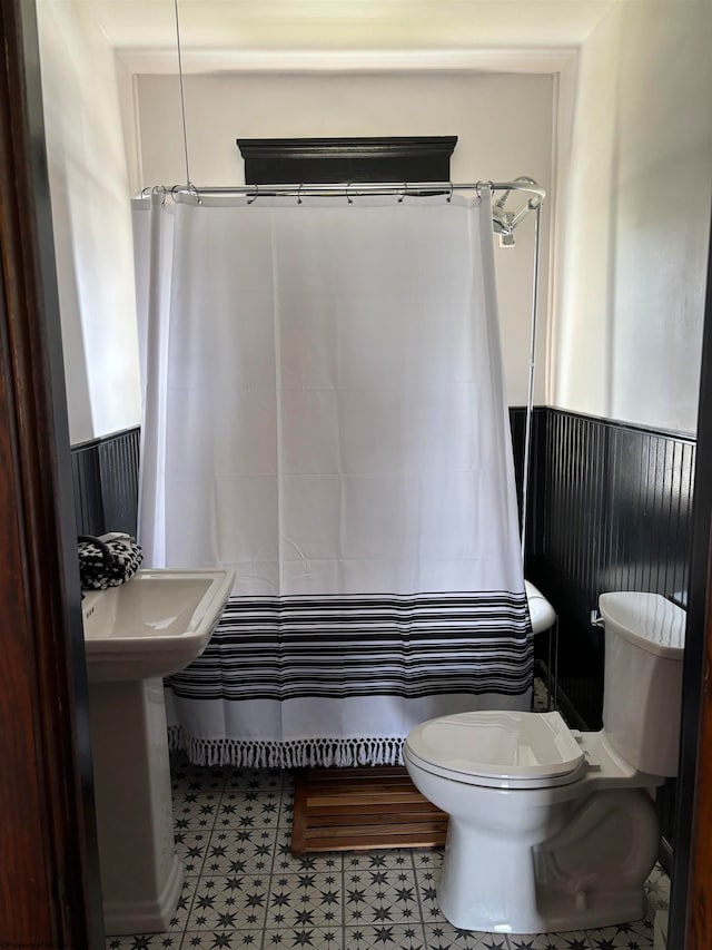 bathroom featuring curtained shower and toilet