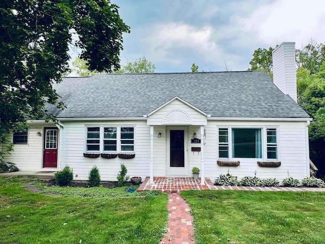 view of front of property featuring a front lawn