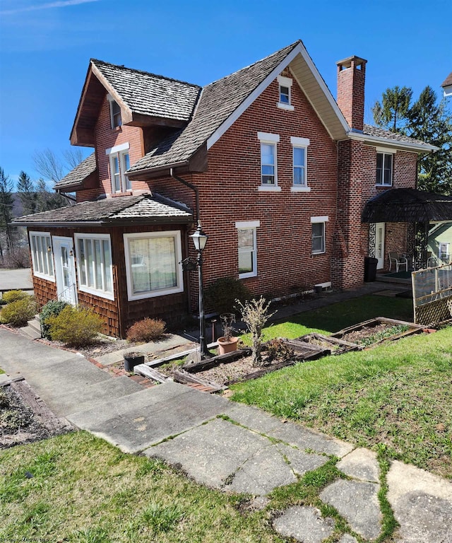 view of front of home with a front lawn