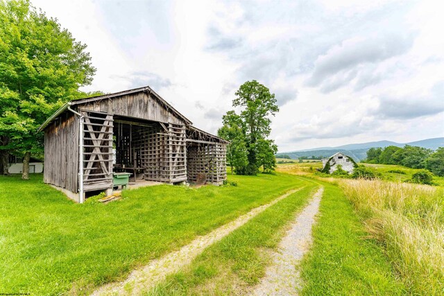 view of yard with an outdoor structure