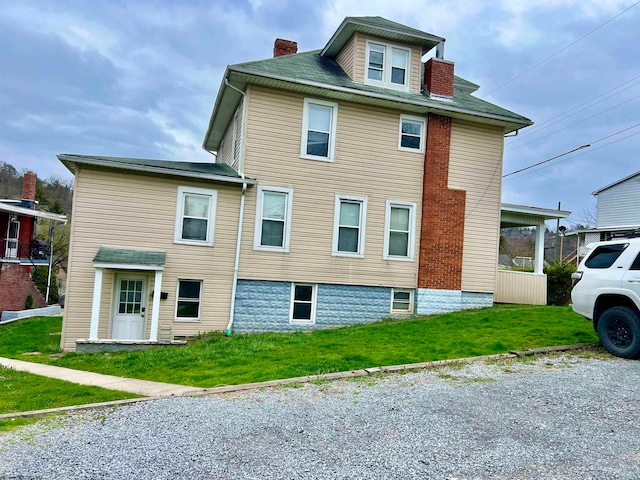 view of front facade with a front yard