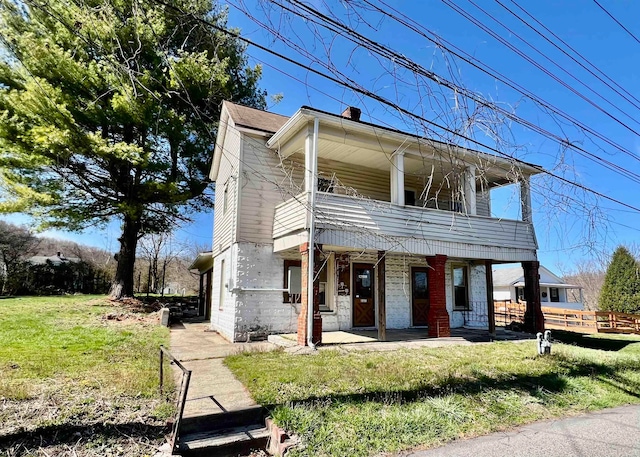 front facade featuring a front yard