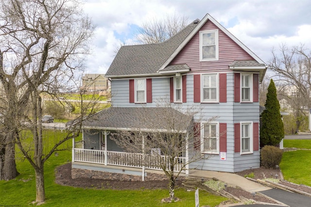 view of front facade featuring a front yard and covered porch