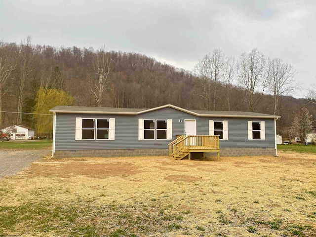 manufactured / mobile home featuring a front yard