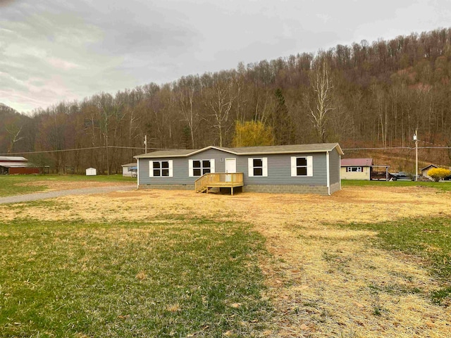 manufactured / mobile home with a front yard