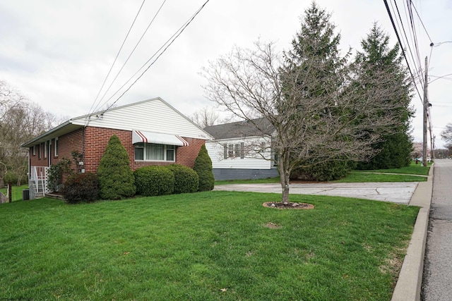 view of front facade with a front lawn