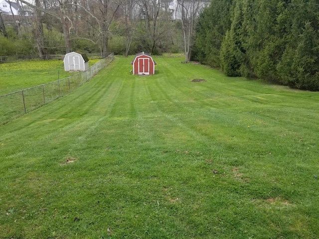 view of yard featuring a storage unit