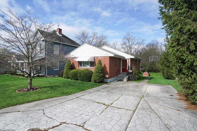 view of front of property with a front yard