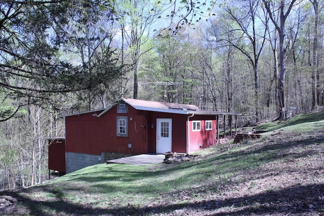 view of outbuilding featuring a lawn