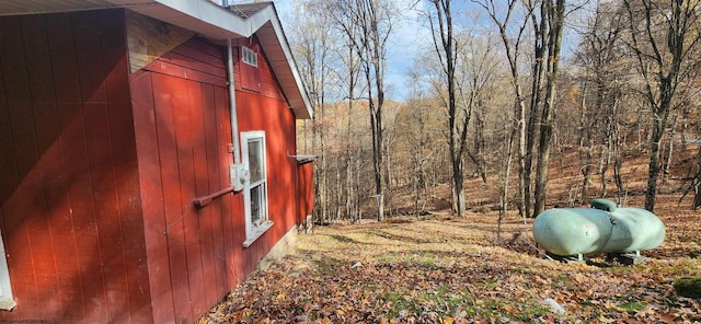 view of yard with an outdoor structure