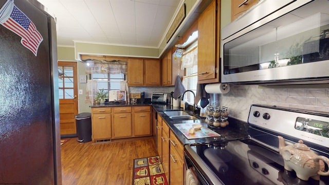 kitchen with plenty of natural light, sink, stainless steel appliances, and light wood-type flooring