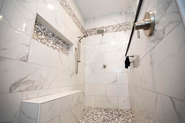 bathroom featuring a tile shower