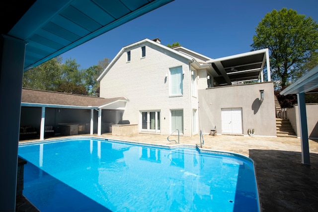 view of swimming pool