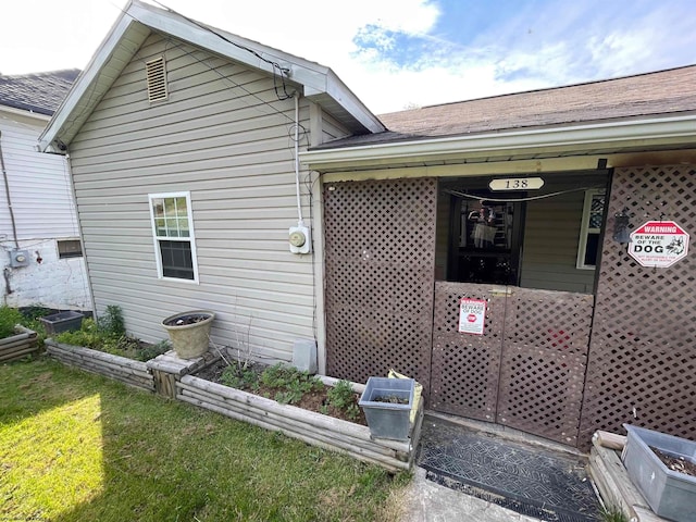 view of side of property featuring a lawn