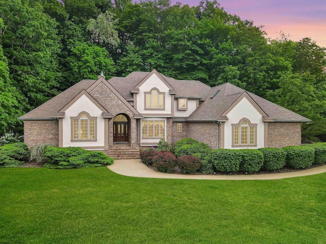 view of front of house featuring a yard