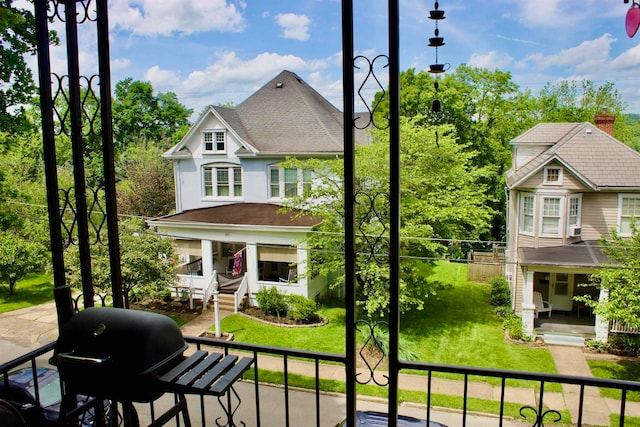 view of front of home featuring a porch and a front yard