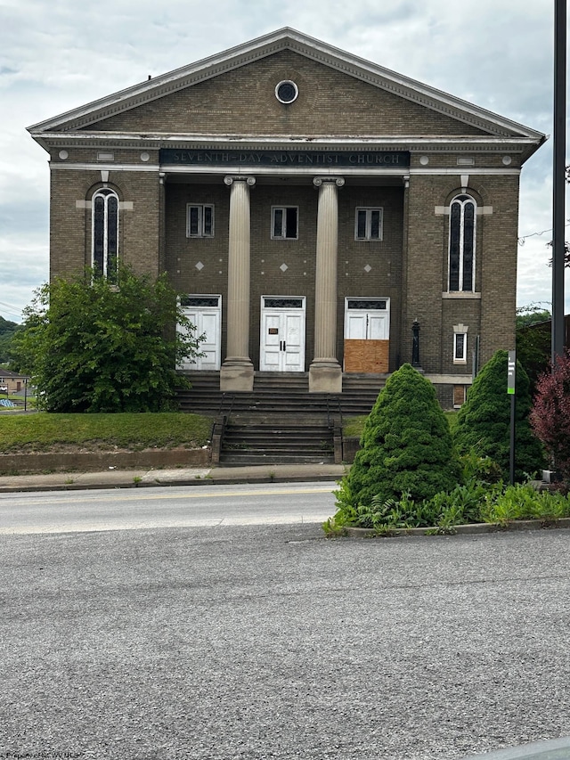 view of front of property