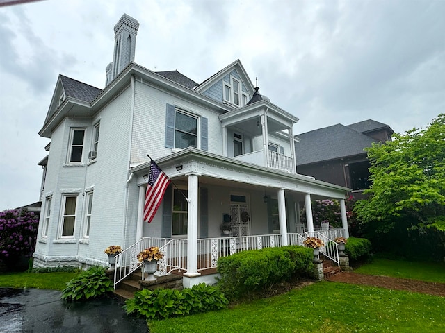 view of front of house with a porch and a front lawn