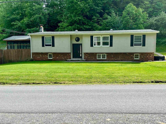 bi-level home featuring a front lawn